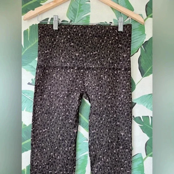 Spanx Look At Me Now Seamless Womens Leopard Olive Leggings Size Medium XL